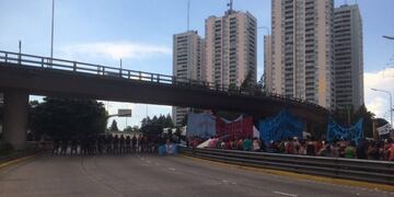 Se levantó el corte en el Puente Pueyrredón pero recomiendan evitarlo por caos de tránsito