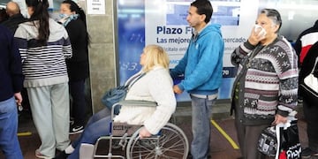 Fila en el banco\u002E (foto: Luciano Thieberger)