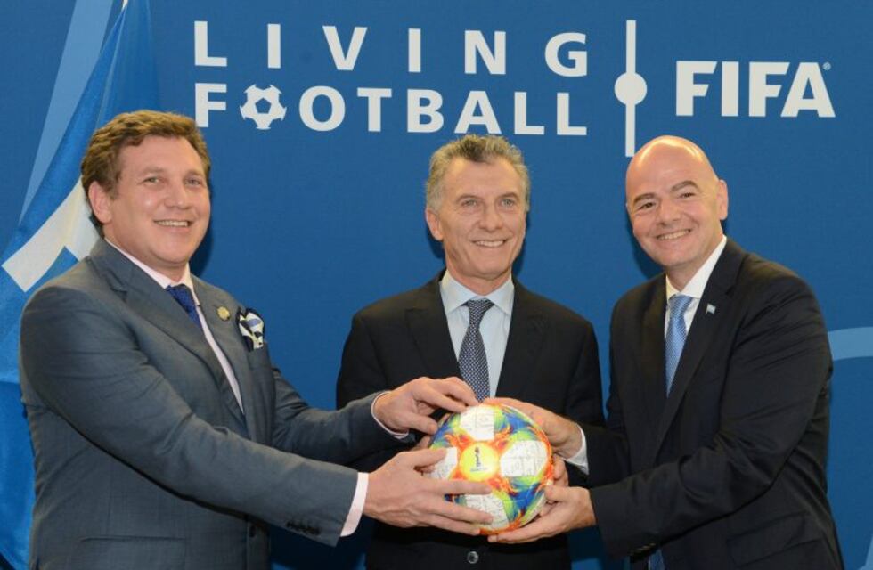 Macri fue distinguido por la FIFA por sus aportes al fútbol mundial