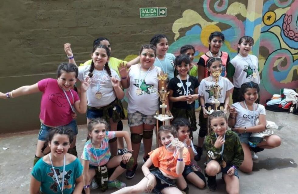 A puro ritmo: un equipo de nenas azuleñas se consagró campeón de reggaeton