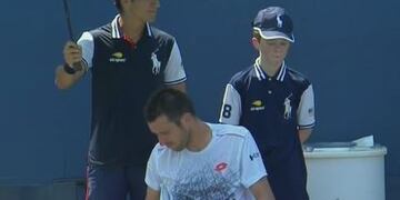 US Open: Leonardo Mayer sufrió el calor y abandonó en la primera ronda\u002E