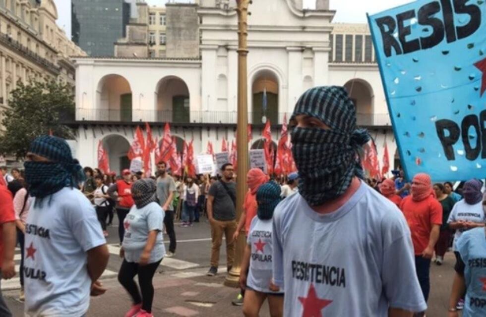 Un grupo de encapuchados marchó a Plaza de Mayo por Maldonado