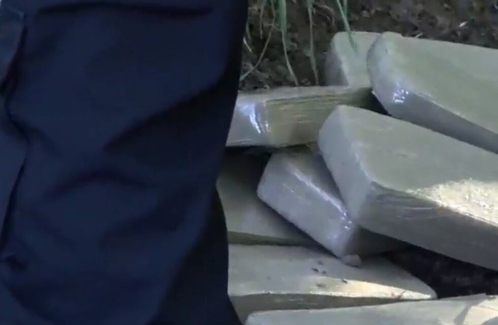 Los perseguía la policía y arrojaron 13 panes de droga a una zanja