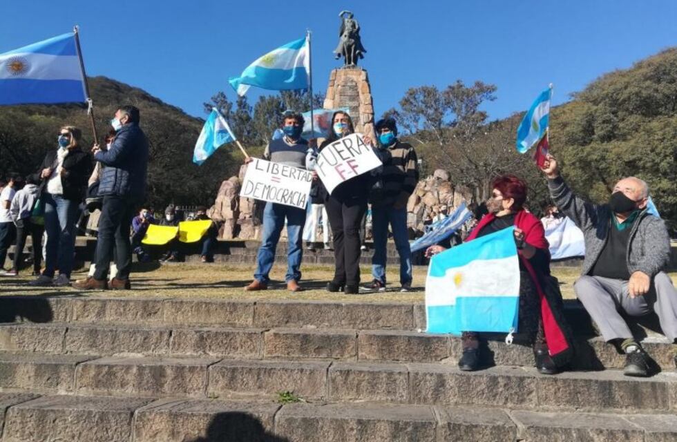 Salteños protestaron en el monumento a Güemes contra el Gobierno Nacional