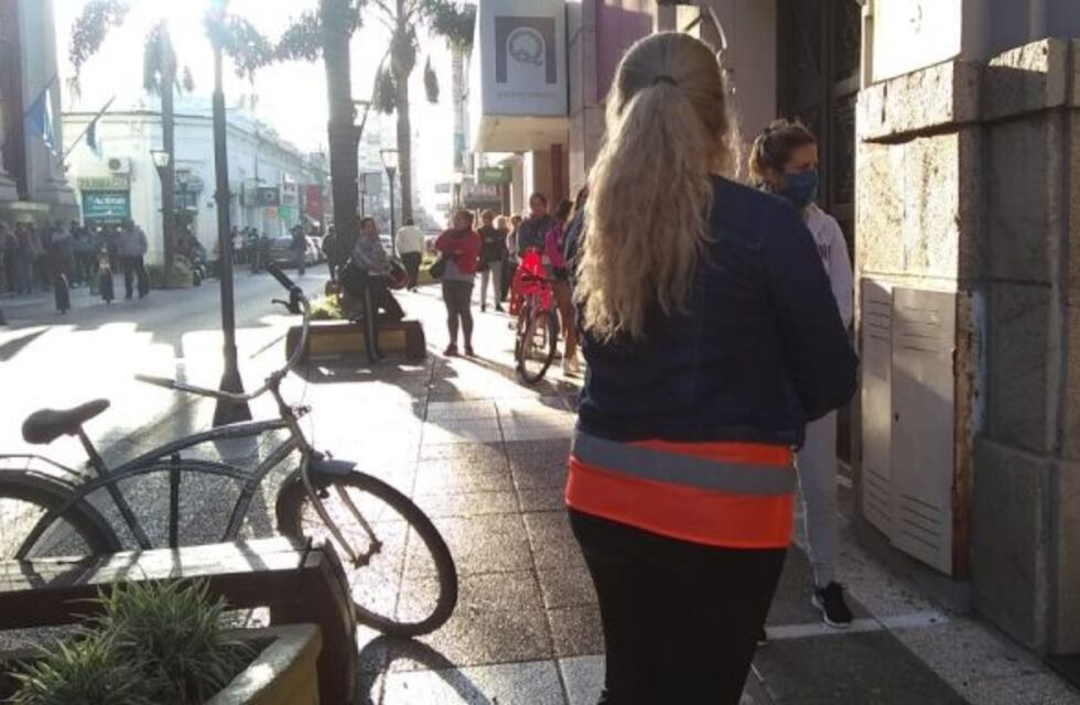 Preocupa el desborde de vecinos en bancos y centros de pagos