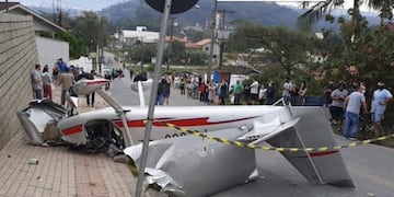 Una avioneta se estrelló en medio de la calle en Brasil (Foto: O Municipio)