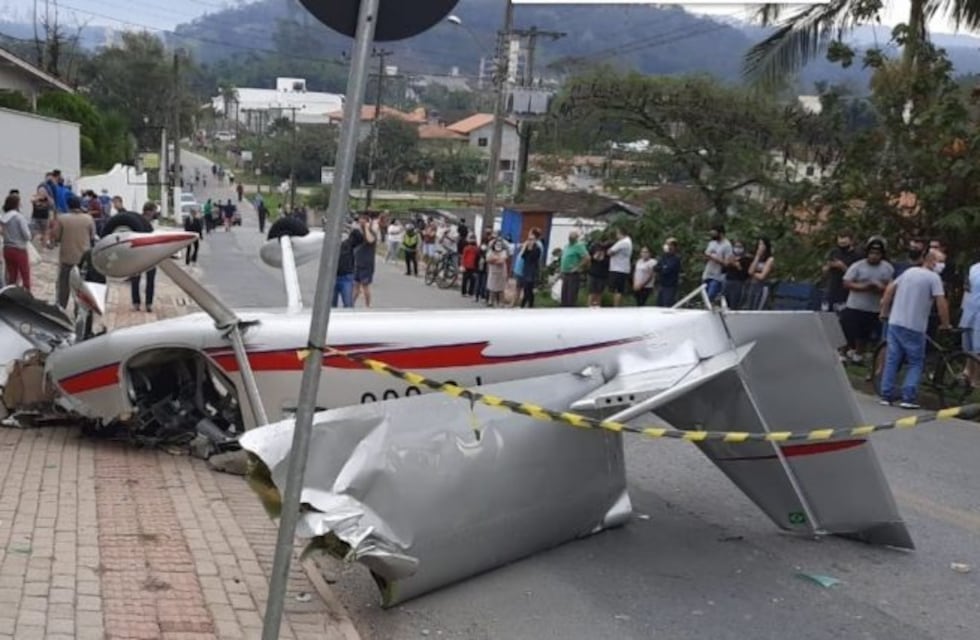 Video: una avioneta se estrelló en medio de la calle en Brasil
