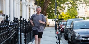 EPA7327\u002E LONDRES (REINO UNIDO), 20/06/2019\u002E- El candidato de los conservadores a suceder a Theresa May, Michael Gove, sale a correr en Londres, Reino Unido, este jueves\u002E La batalla para suceder a Theresa May al frente del Partido Conservador británico y el Gobierno entra este jueves en los tramos finales con la celebración de las últimas votaciones hasta que queden dos aspirantes al liderazgo\u002E EFE/ Vickie Flores