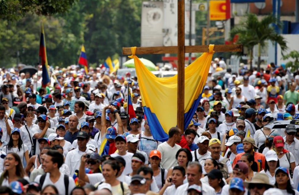 Los opositores venezolanos marcharon hacia el episcopado para honrar a los muertos en las protestas