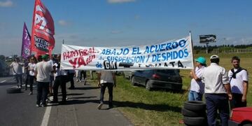 Personal suspendido de General Motors protestu00f3 en la autopista.