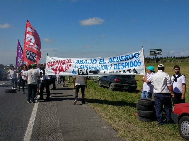 Personal suspendido de General Motors protestu00f3 en la autopista.