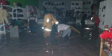 Bomberos de Tinogasta asisten a ciudadanos por el fuerte temporal de lluvia y granizo