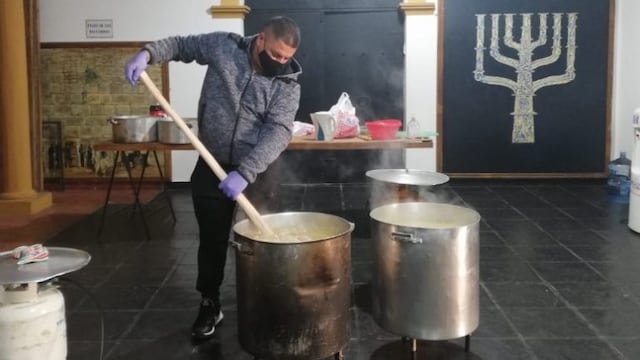 El locro solidario de la Comunidad Israelita de Misiones preparado en la sede de la entidad en Posadas, para ser repartido en los barrios\u002E (MisionesOnline)