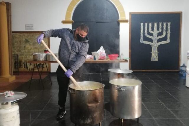 El locro solidario de la Comunidad Israelita de Misiones preparado en la sede de la entidad en Posadas, para ser repartido en los barrios\u002E (MisionesOnline)