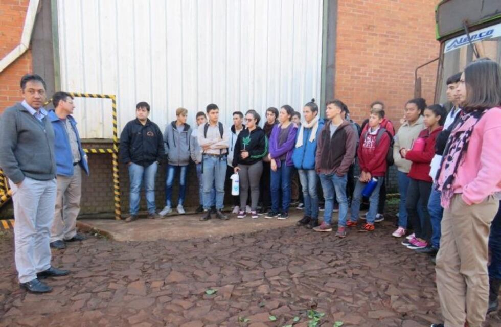 Alumnos de la EPET 24 visitan empresa yerbatera en Andresito