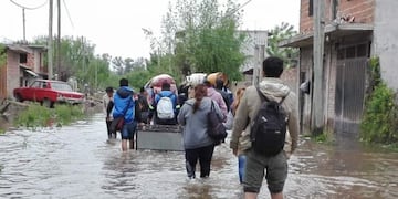 Inundaciones en Esteban Echeverría: viven en los techos de las casas para resguardarse del agua