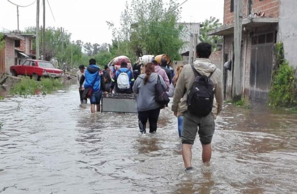 Vecinos de Esteban Echeverría viven en las terrazas de sus casas por la inundación
