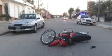 Alta Gracia: un motociclista herido tras impactar contra un vehículo estacionado