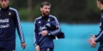 Football Soccer - Argentina's national soccer team training - World Cup 2018 Qualifiers - Buenos Aires, Argentina - 13/11/16 - Argentina's players Lionel Messi talks to teammates Javier Mascherano (R), Angel Di Maria and Ramiro Funes Mori (L). REUTERS/Marcos Brindicci