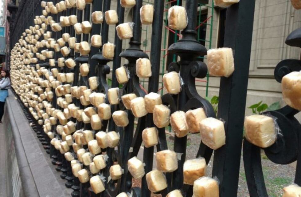 Original intervención con criollos frente al museo Genaro Pérez