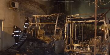 Un incendio en el galpu00f3n de Empresa Argentina destruyu00f3 cuatro coches de la firma de transporte.