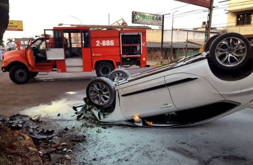 Un adolescente volcó con su auto en el centro posadeño