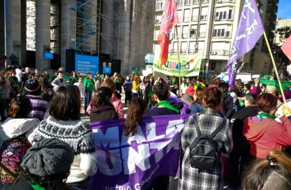 La marea feminista volvió al Monumento para celebrar la votación sobre el aborto