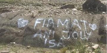 Turistas aparentemente de Firmat pintaron piedras en la reserva del Cerro Champaquí\u002E (Walter Gómez-Radio Stylo)