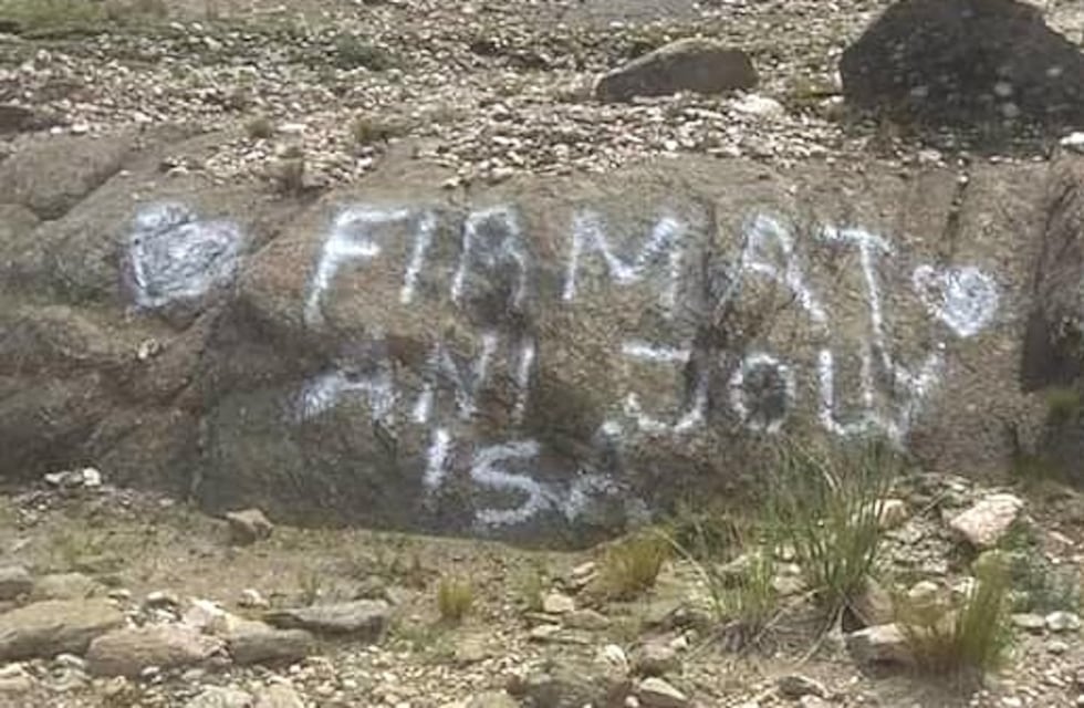 Indignante: subieron al Champaquí y pintaron las piedras