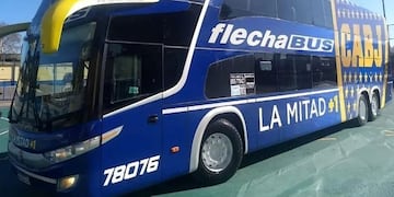 Los futbolistas de Boca probaron a mazazos el micro blindado que los llevará al Monumental\u002E (Olé)