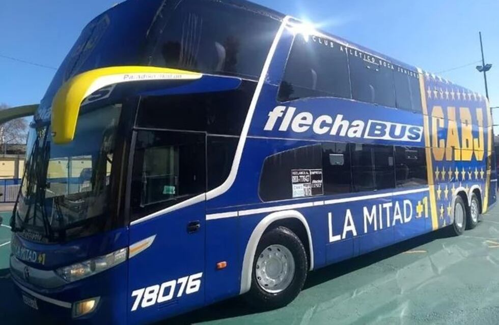 Los futbolistas de Boca probaron a mazazos el micro blindado que los llevará al Monumental