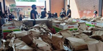 Empanadas cocinadas por los chicos de la Indu Solidaria para familias de barrios vulnerables de Posadas\u002E