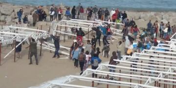 Vecinos protestaron por falta de espacio público en playas: quitaron un cerco y carpas de Perla Norte (captura de pantalla)