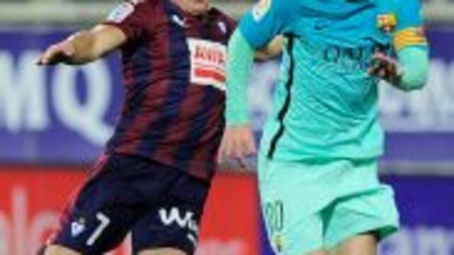 Barcelona's Argentinian forward Lionel Messi (R) vies with Eibar's midfielder Ander Capa during the Spanish league football match SD Eibar vs FC Barcelona at the Ipurua stadium in Eibar on January 22, 2017. / AFP PHOTO / ANDER GILLENEA