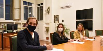 El intendente Julio Garro junto a la Directora General de la Dirección General de Cultural y Educación bonaerense (DGCyE), Agustina Vila, y la presidenta del Consejo Escolar, Belén Muñoz (Municipalidad de La Plata)