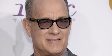 Actor Tom Hanks arrives at the 19th annual Critics' Choice Movie Awards in Santa Monica, California in this file photo taken January 16, 2014\u002E Hanks will publish a collection of stories and photographs linked to his collection of typewriters, publisher Alfred A\u002E Knopf said on Monday\u002E REUTERS/Kevork Djansezian/Files (UNITED STATES - Tags: ENTERTAINMENT MEDIA) Tom Hanks acuerdo para un libro de una coleccion de cuentos actor foto de archivo