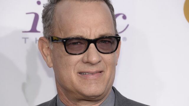 Actor Tom Hanks arrives at the 19th annual Critics' Choice Movie Awards in Santa Monica, California in this file photo taken January 16, 2014\u002E Hanks will publish a collection of stories and photographs linked to his collection of typewriters, publisher Alfred A\u002E Knopf said on Monday\u002E REUTERS/Kevork Djansezian/Files (UNITED STATES - Tags: ENTERTAINMENT MEDIA) Tom Hanks acuerdo para un libro de una coleccion de cuentos actor foto de archivo