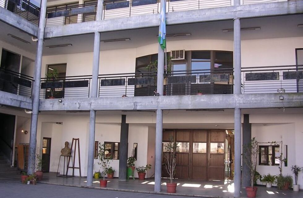 Escuela de La Plata sin clases tras caerse un techo del pasillo