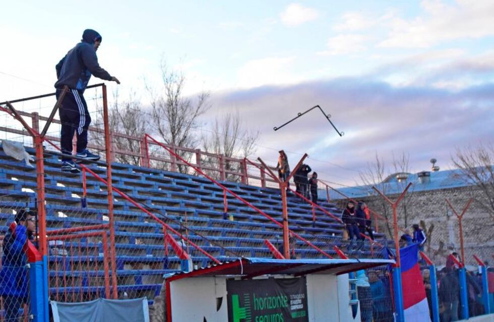 Captaron en video la agresión a hinchas de Unión en el Luis Maiolino