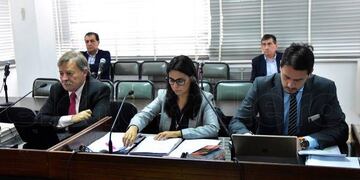 Freixes y Zavala detrás de sus defensores\u002E San Luis