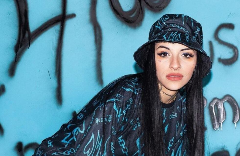 A puro trap: el sensual look de Cazzu con bikini y zapatillas
