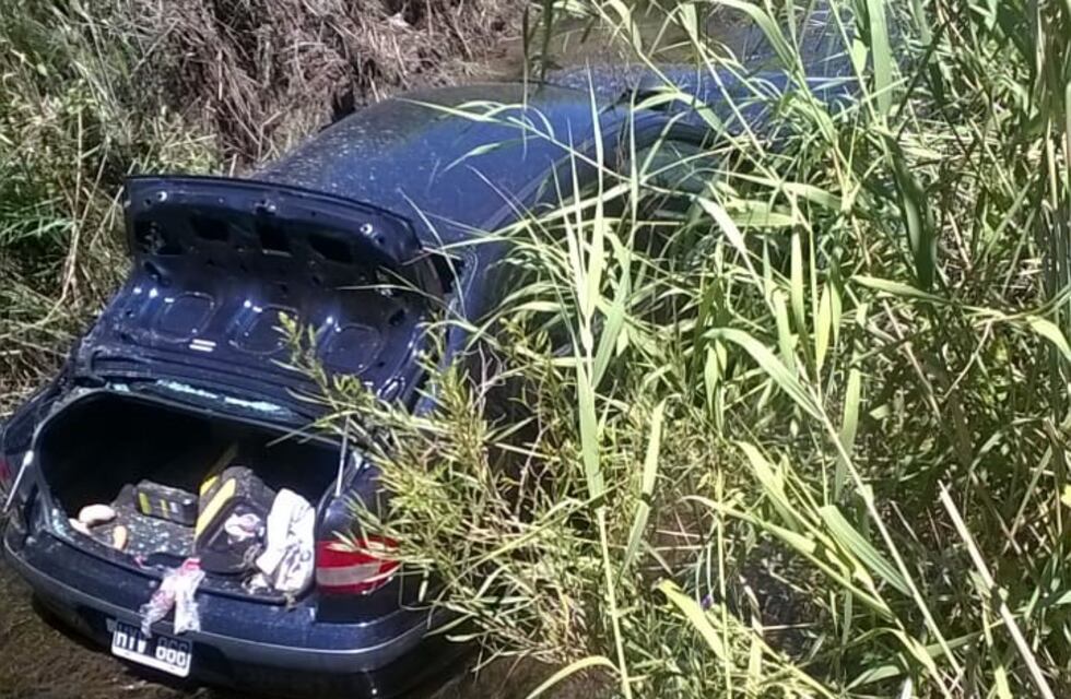 Un auto cayó a un canal y hay varios heridos