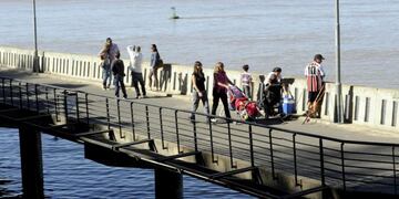 El río recibió gran cantidad de visitantes en el inicio del fin de semana\u002E (@munirosario)