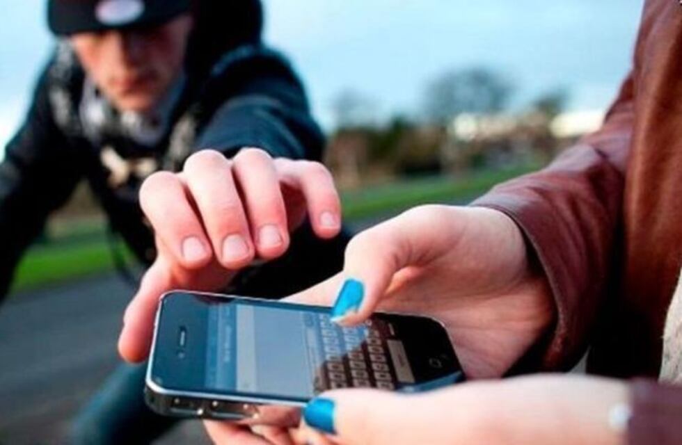 Pidió comida en un bar de Rosario, se robó el celular de una moza y lo “atraparon” los clientes