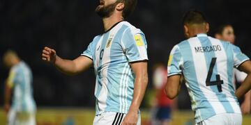 Gonzalo Higuaín no convierte un gol para la Selección Argentina desde el jueves 6 de octubre en el 2-2 ante Perú por Eliminatorias\u002E / AFP PHOTO / EITAN ABRAMOVICH