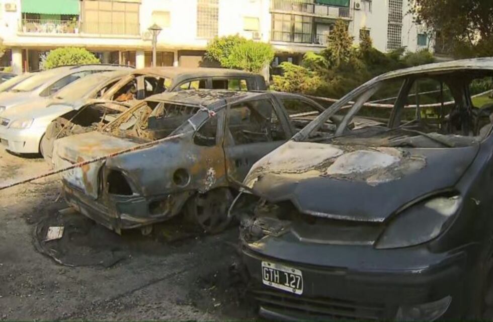 Quemaron ochos autos en Parque Chacabuco