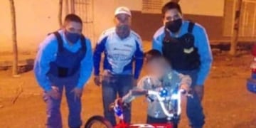Policías neuquinos le regalaron una bici a un niño al que motochorros hirieron gravemente (Foto: LMN)