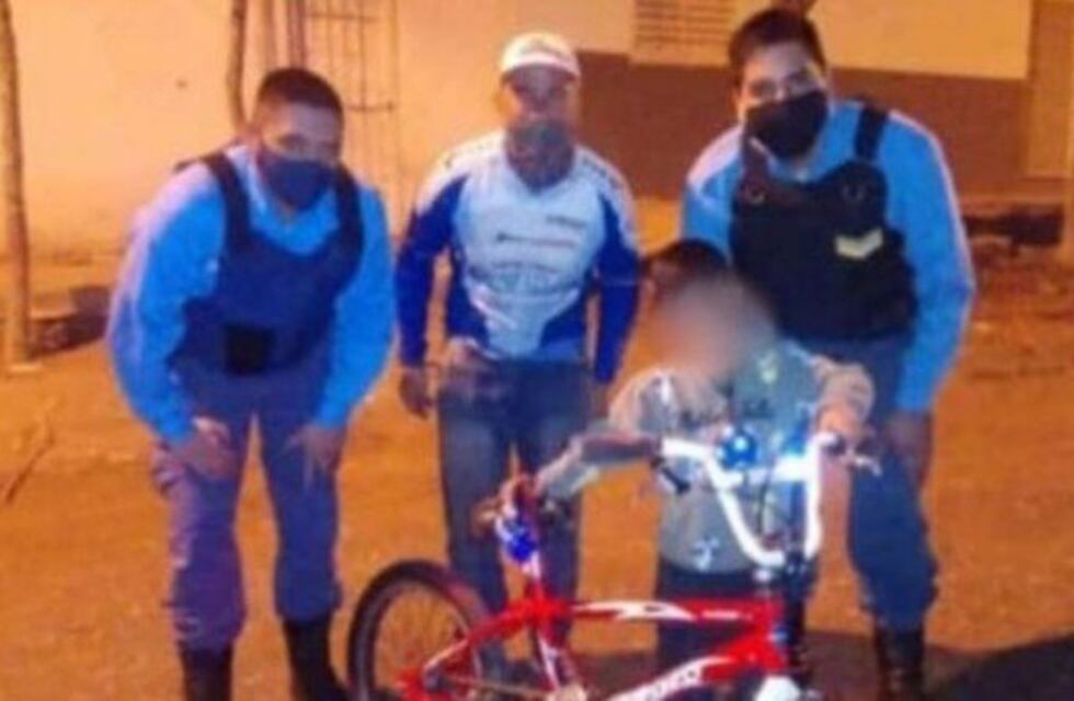 Policías neuquinos le regalaron una bici a un niño al que motochorros hirieron gravemente