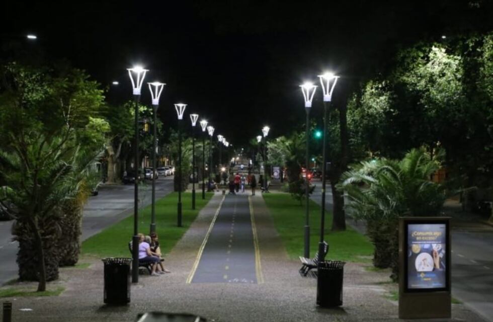 Bulevar Oroño ya luce iluminación led de punta a punta
