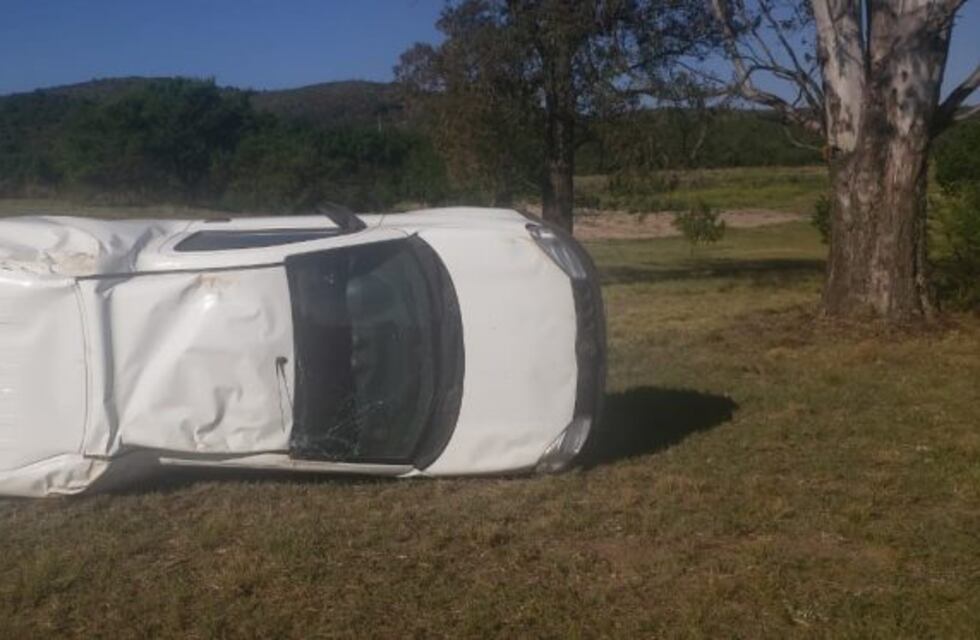 Malagueño: un joven perdió el control de la camioneta y dio varios vuelcos